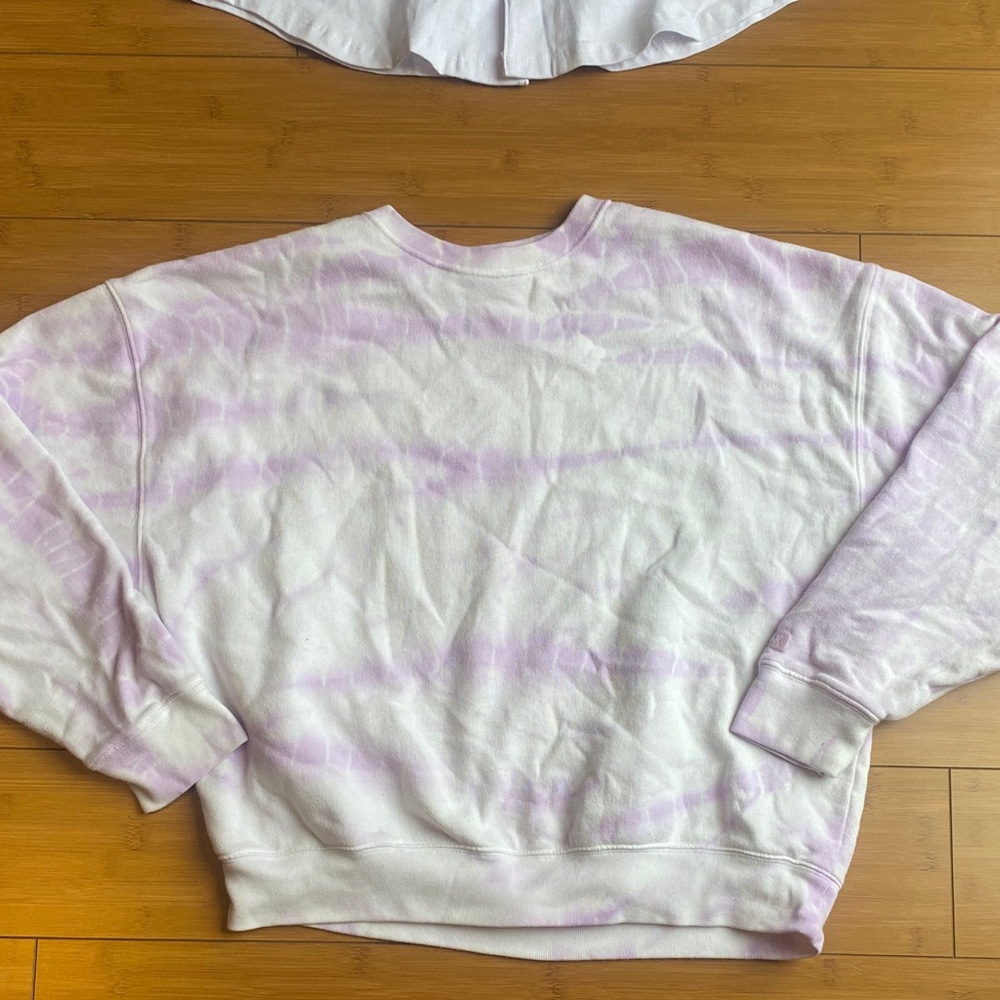 Tye dye white lavender sweater

💙 bundle eligible